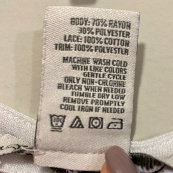 American Rag White Blouse V Neck Top Lace Buttons Size Small - Picture 7 of 8